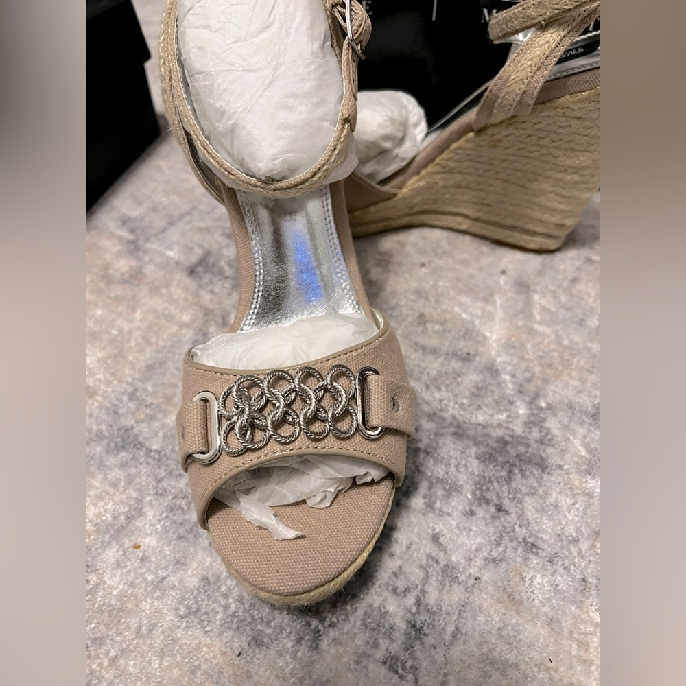 White House black market-size 10 platform sandal